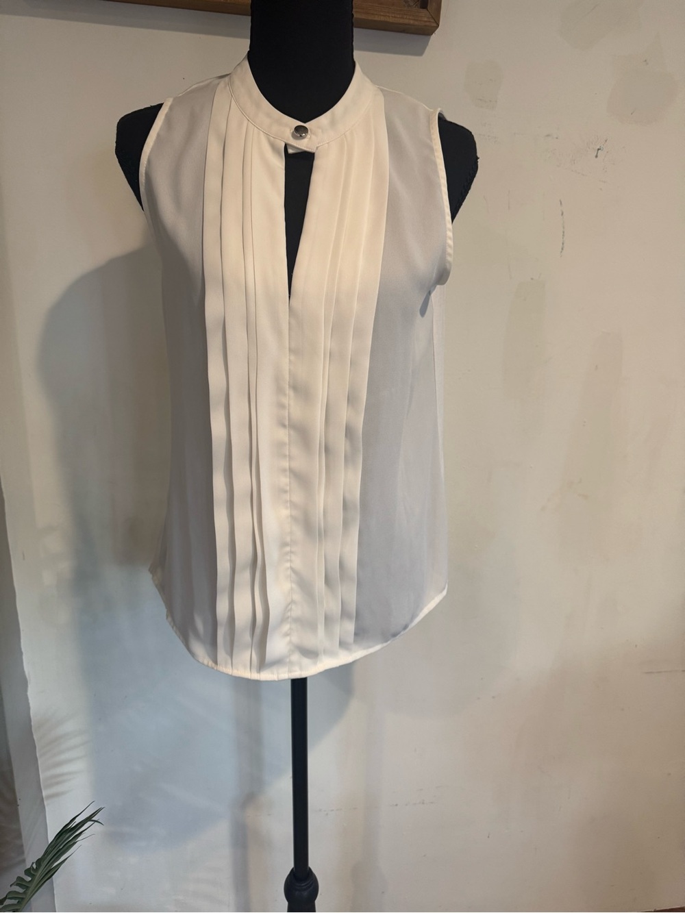 Worthington Ivory Pleated Keyhole Sleeveless Top
